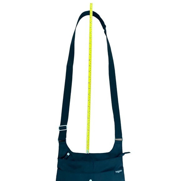 Baggallini Cross Over Crossbody black bag RFID Protection - Picture 4 of 16